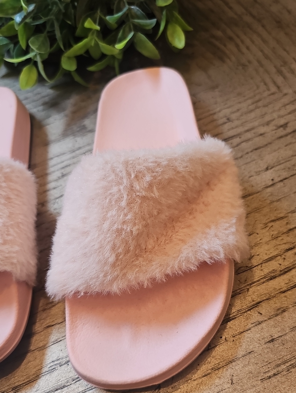 Pink Faux-Fur Slide Sandals Size 7.5 - Picture 3 of 6